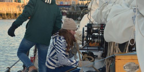 Helpen met zeilen
